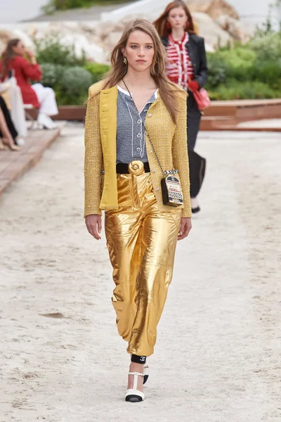 Look 11